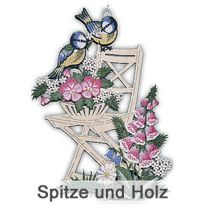 Fensterbild aus Plauener Spitze mit Holz, Vögel auf einem Stuhl, auf weißem Hintergrund
