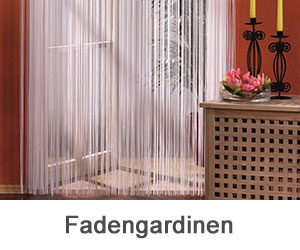 Bodenlange Fadengardine vor geöffnetem Fenster