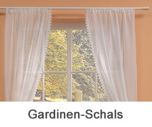 Zwei Gardinenschals an einer Stange vorm Fenster
