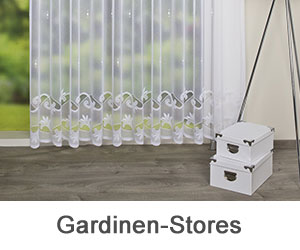 bodenlange Gardinen-Store vor einem Fenster