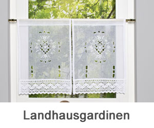 Scheibengardinen im Landhausstil an einem Fenster
