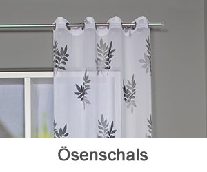 Ein Ösenschal mit Metallösen an einer Stange vorm Fenster