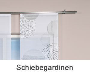 Schiebevorhang an einer Schiene vor Fenster