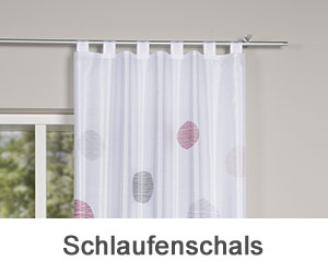 Ein Schlaufenschal an einer Gardinenstange vor einem Fenster