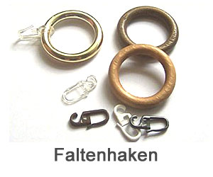 Gardinenringe mit Gardinenröllchen auf weißem Hintergrund