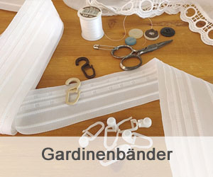 Gardinenband oder Reihband auf einem Tisch mit Faltenhaken
